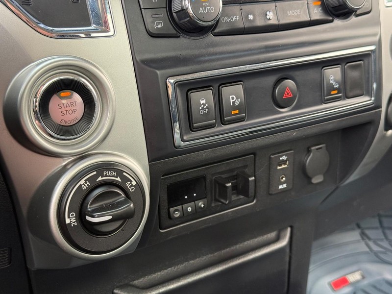 Nissan Titan XD Vehicle Full-screen Gallery Image 19