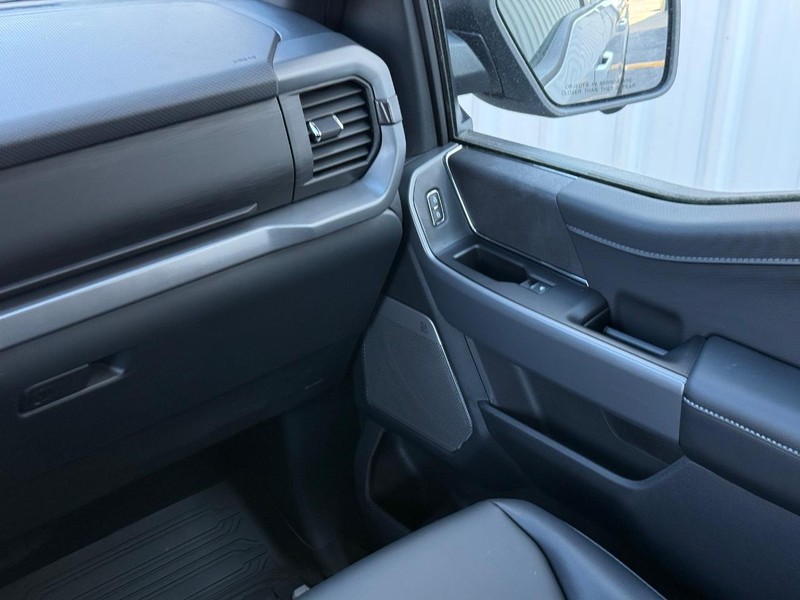 Ford F-150 Vehicle Full-screen Gallery Image 14