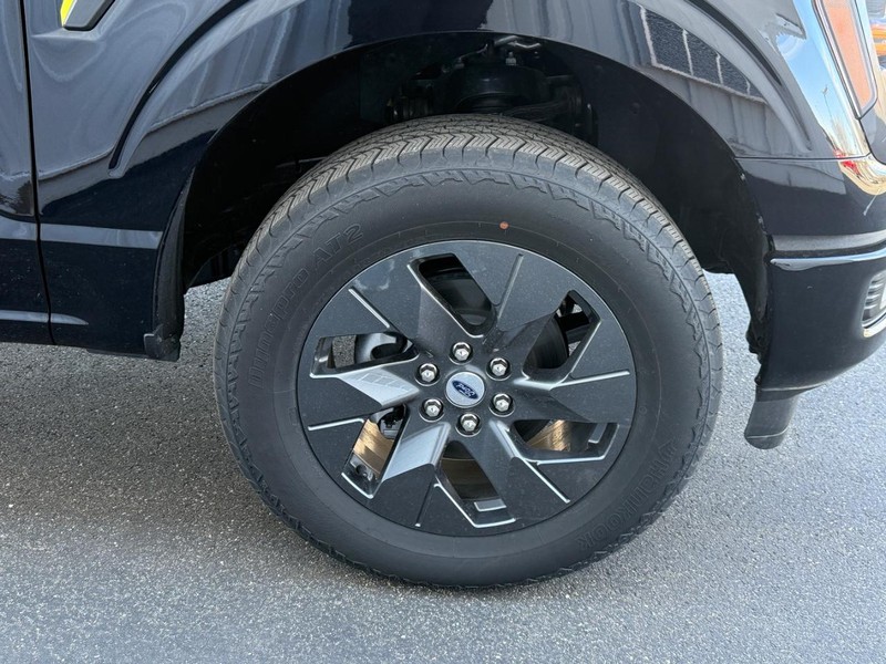 Ford F-150 Vehicle Full-screen Gallery Image 7