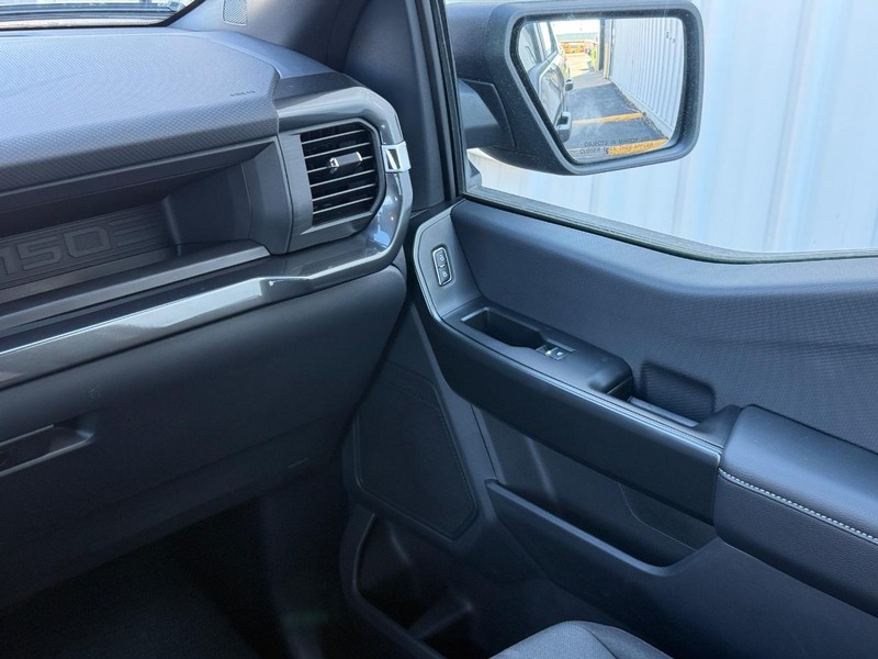 Ford F-150 Vehicle Full-screen Gallery Image 14