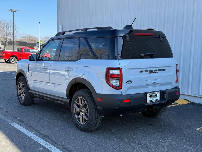 Ford Bronco Sport Vehicle Full-screen Gallery Image 3
