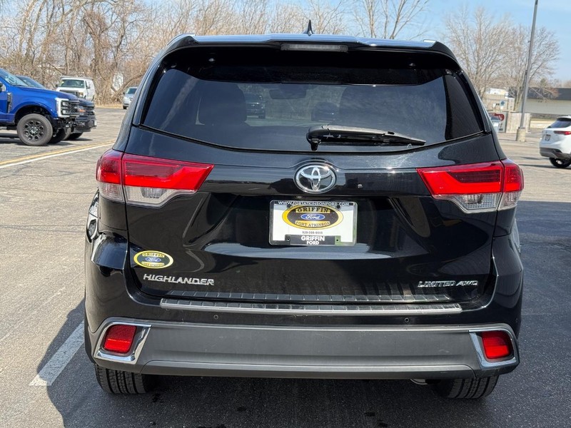Toyota Highlander Vehicle Full-screen Gallery Image 4