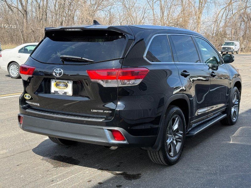 Toyota Highlander Vehicle Full-screen Gallery Image 5