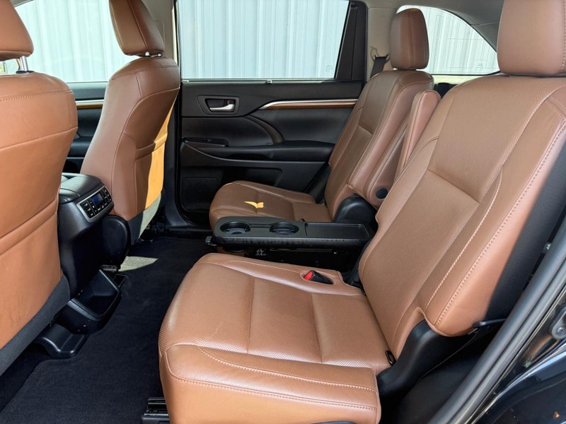 Toyota Highlander Vehicle Full-screen Gallery Image 9