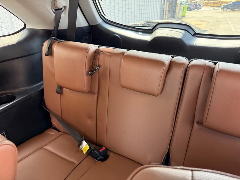 Toyota Highlander Vehicle Full-screen Gallery Image 10