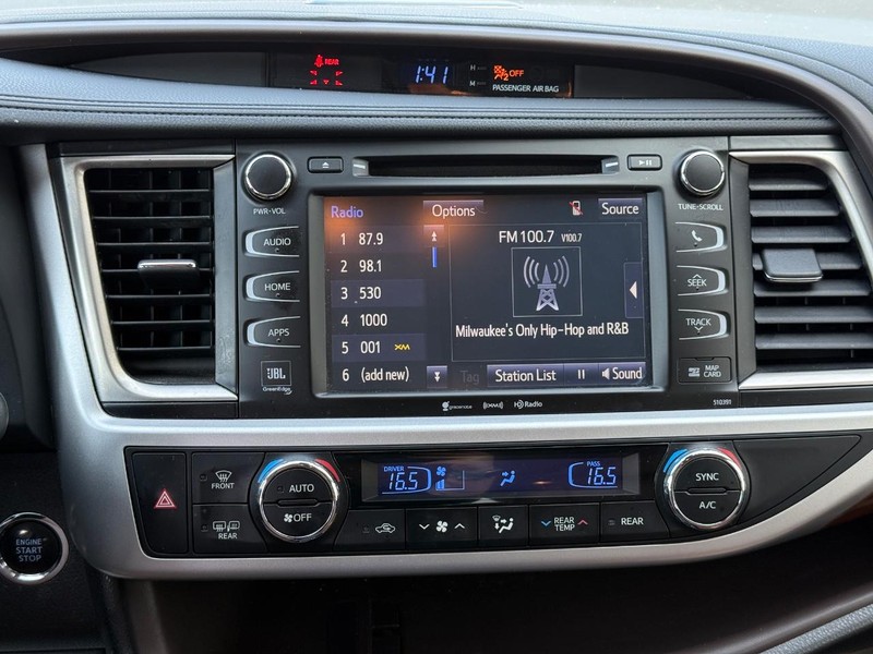 Toyota Highlander Vehicle Full-screen Gallery Image 12