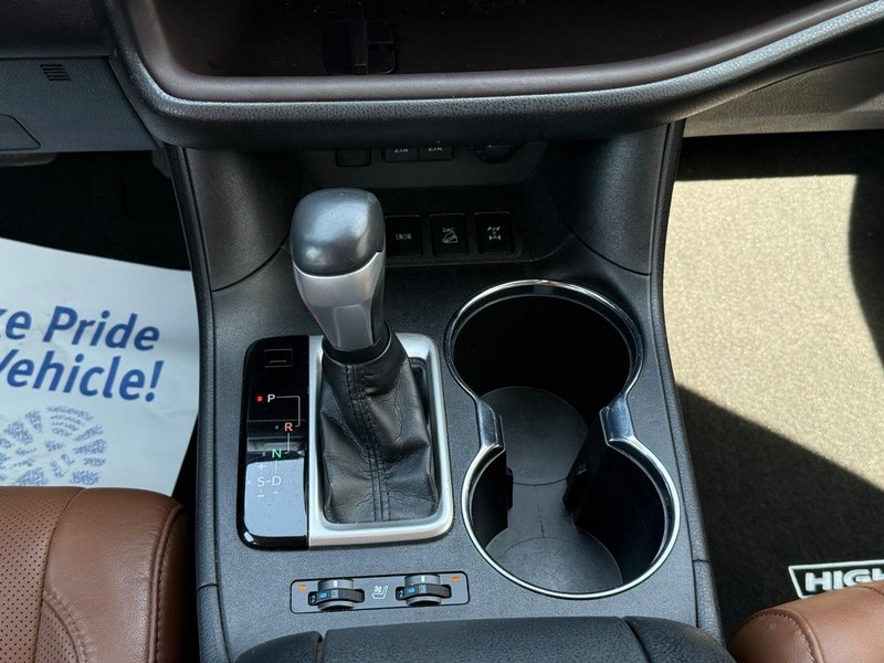 Toyota Highlander Vehicle Full-screen Gallery Image 13