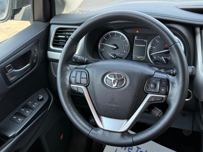 Toyota Highlander Vehicle Full-screen Gallery Image 14