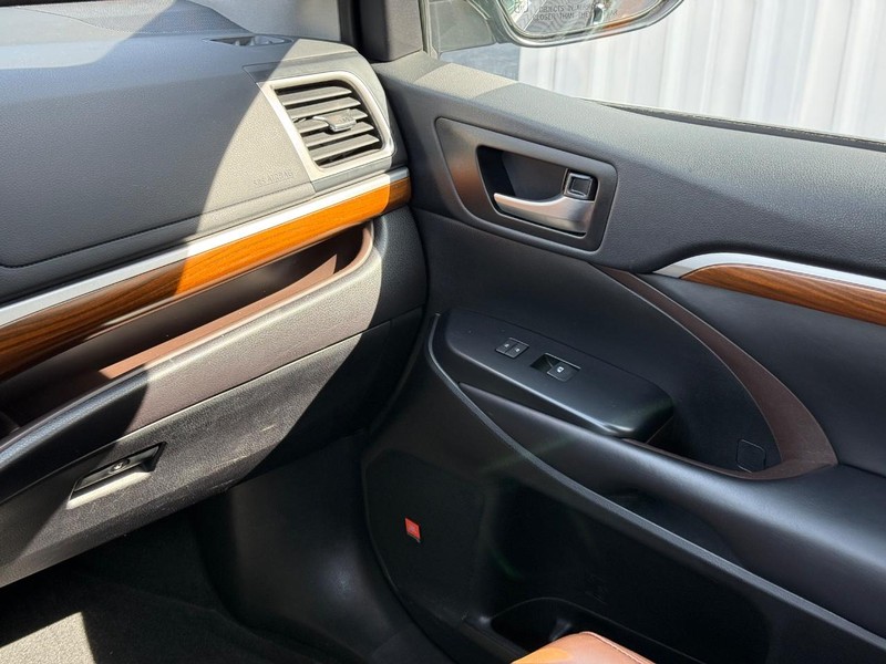 Toyota Highlander Vehicle Full-screen Gallery Image 15