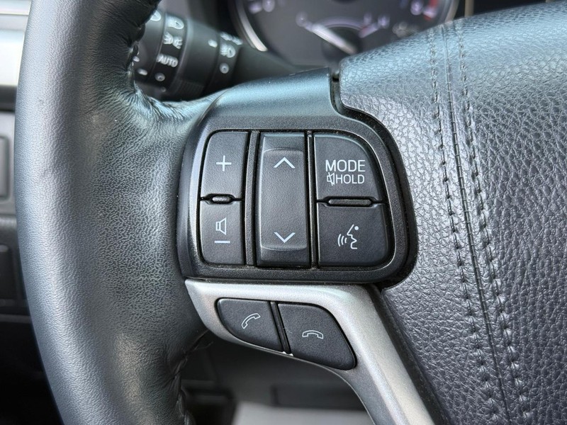 Toyota Highlander Vehicle Full-screen Gallery Image 16