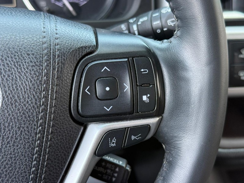 Toyota Highlander Vehicle Full-screen Gallery Image 17