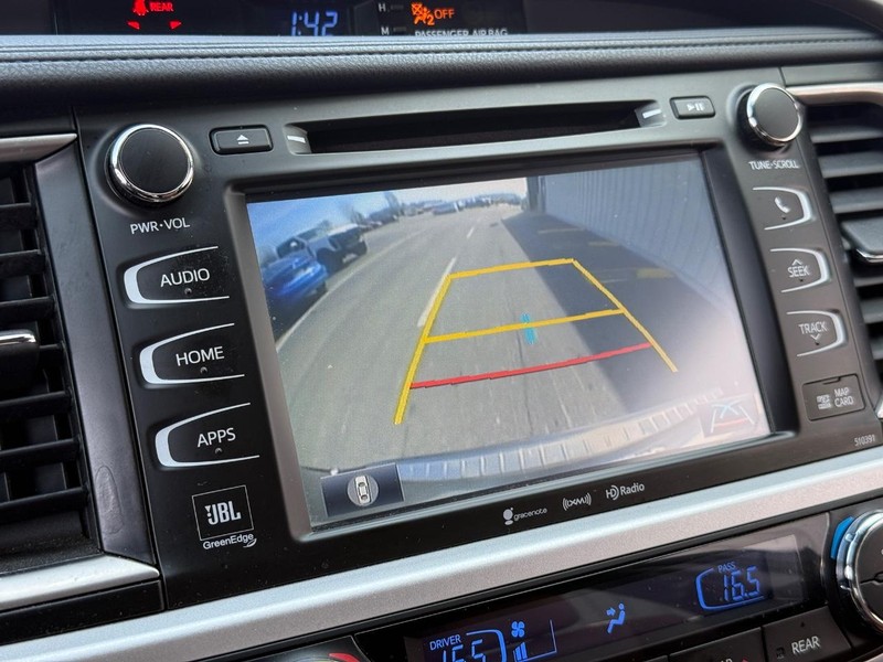 Toyota Highlander Vehicle Full-screen Gallery Image 19