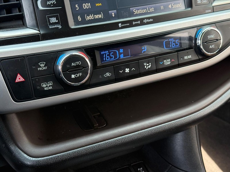 Toyota Highlander Vehicle Full-screen Gallery Image 20