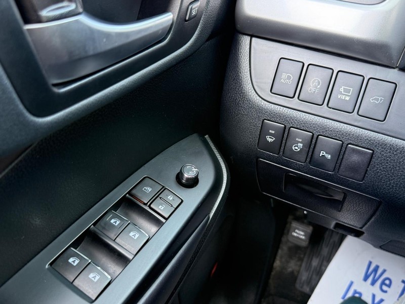 Toyota Highlander Vehicle Full-screen Gallery Image 21