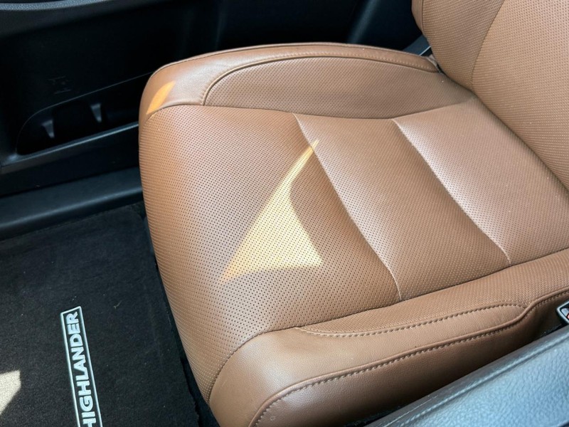 Toyota Highlander Vehicle Full-screen Gallery Image 22