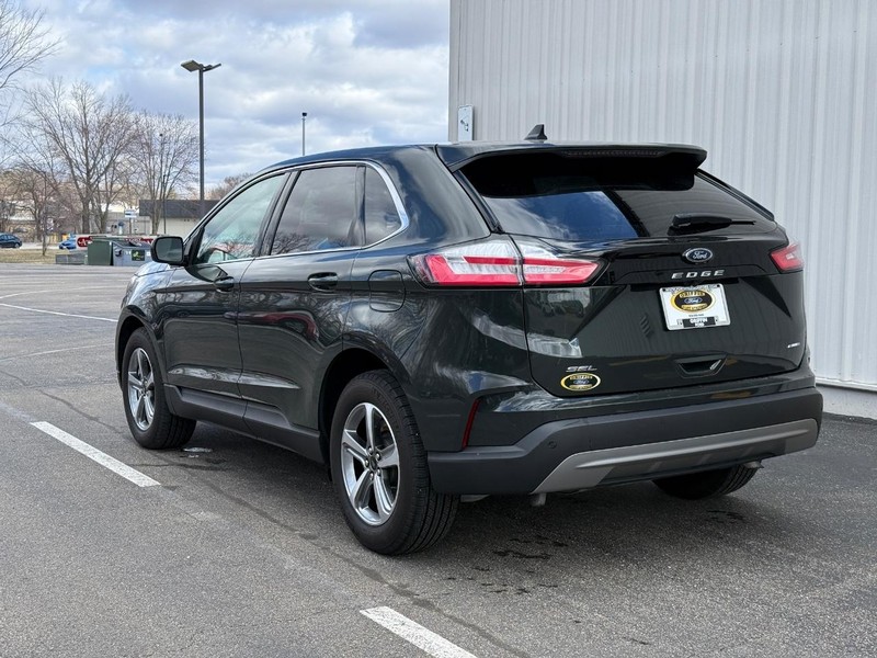 Ford Edge Vehicle Full-screen Gallery Image 3