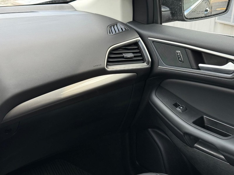 Ford Edge Vehicle Full-screen Gallery Image 14