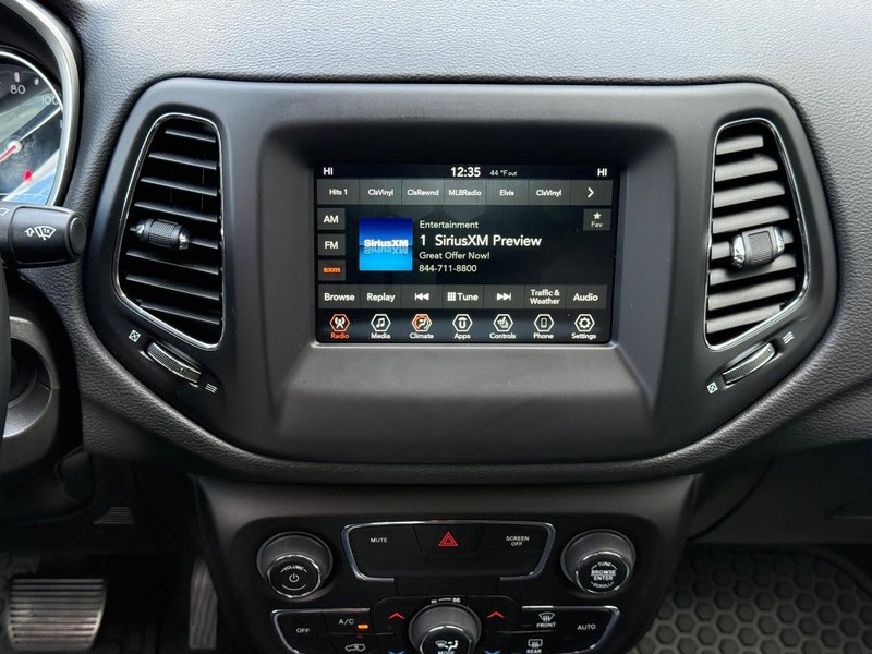 Jeep Compass Vehicle Full-screen Gallery Image 11