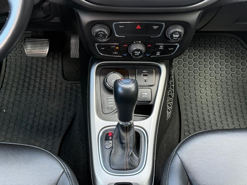 Jeep Compass Vehicle Full-screen Gallery Image 12