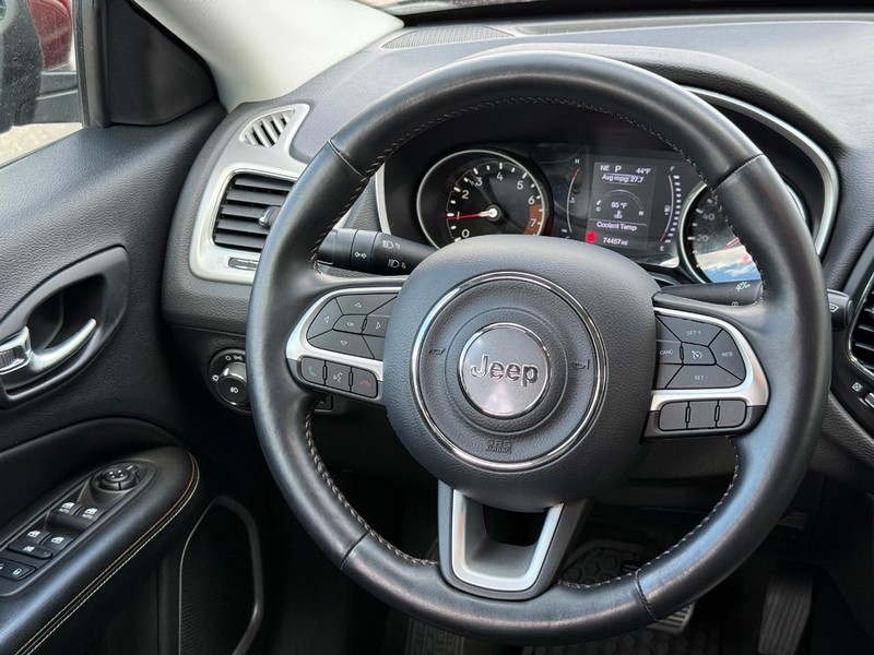 Jeep Compass Vehicle Full-screen Gallery Image 13