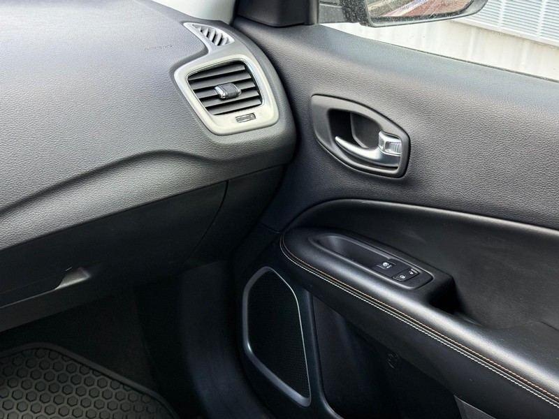 Jeep Compass Vehicle Full-screen Gallery Image 14