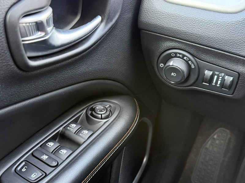 Jeep Compass Vehicle Full-screen Gallery Image 20