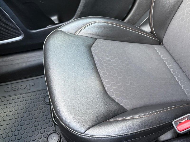 Jeep Compass Vehicle Full-screen Gallery Image 21