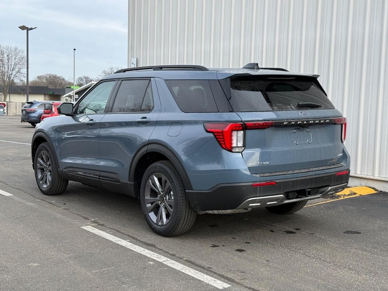 Ford Explorer Vehicle Full-screen Gallery Image 3