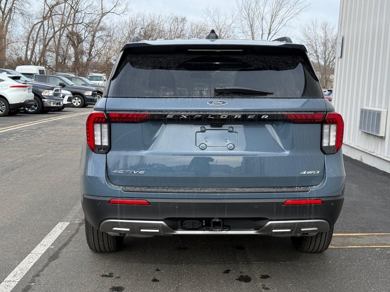Ford Explorer Vehicle Full-screen Gallery Image 4