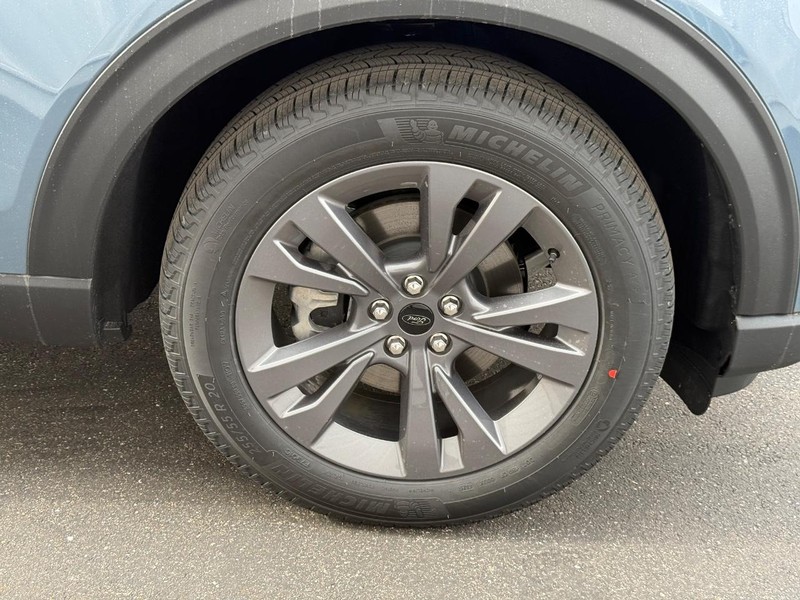 Ford Explorer Vehicle Full-screen Gallery Image 7