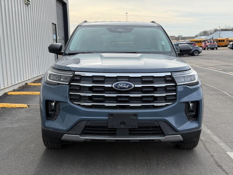 Ford Explorer Vehicle Full-screen Gallery Image 8