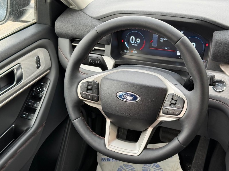 Ford Explorer Vehicle Full-screen Gallery Image 14