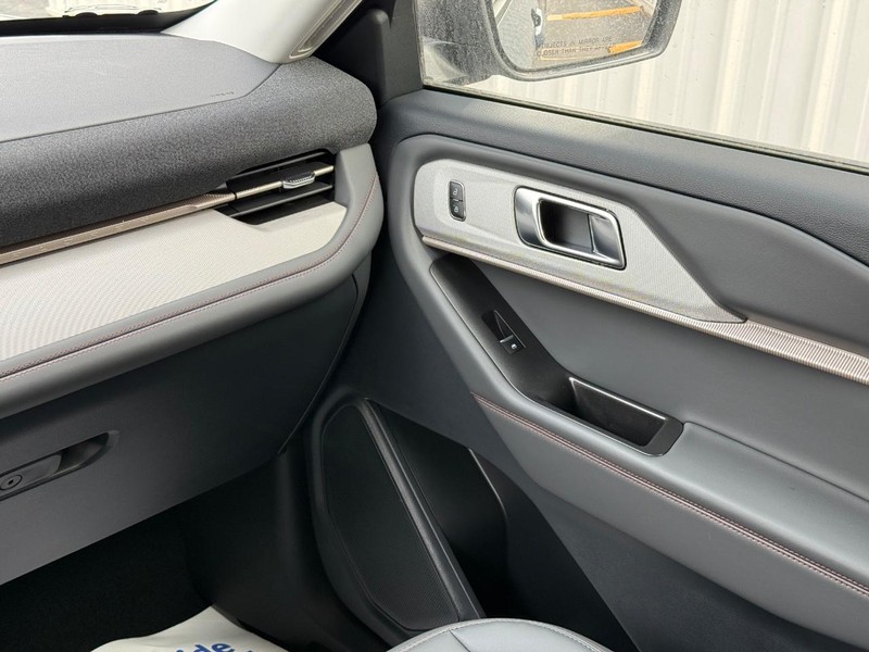 Ford Explorer Vehicle Full-screen Gallery Image 15