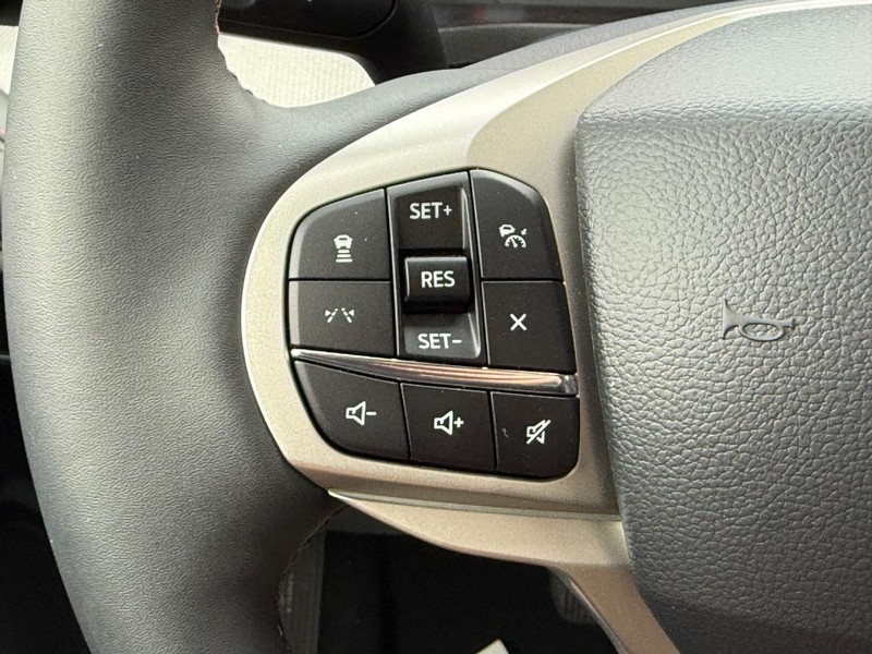 Ford Explorer Vehicle Full-screen Gallery Image 16