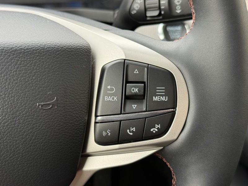 Ford Explorer Vehicle Full-screen Gallery Image 17