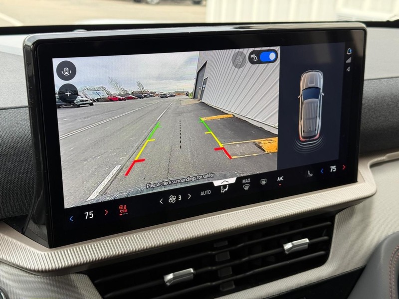 Ford Explorer Vehicle Full-screen Gallery Image 19