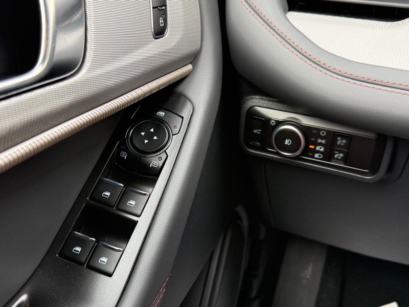 Ford Explorer Vehicle Full-screen Gallery Image 21