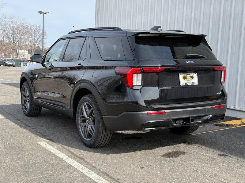 Ford Explorer Vehicle Full-screen Gallery Image 3