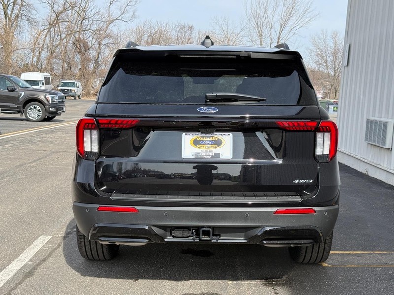 Ford Explorer Vehicle Full-screen Gallery Image 4