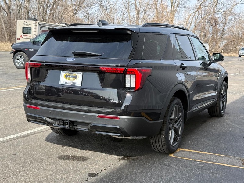 Ford Explorer Vehicle Full-screen Gallery Image 5