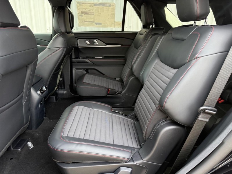 Ford Explorer Vehicle Full-screen Gallery Image 10