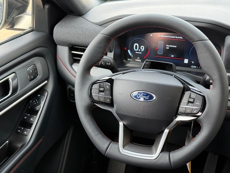 Ford Explorer Vehicle Full-screen Gallery Image 12