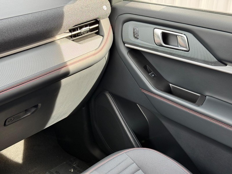 Ford Explorer Vehicle Full-screen Gallery Image 15