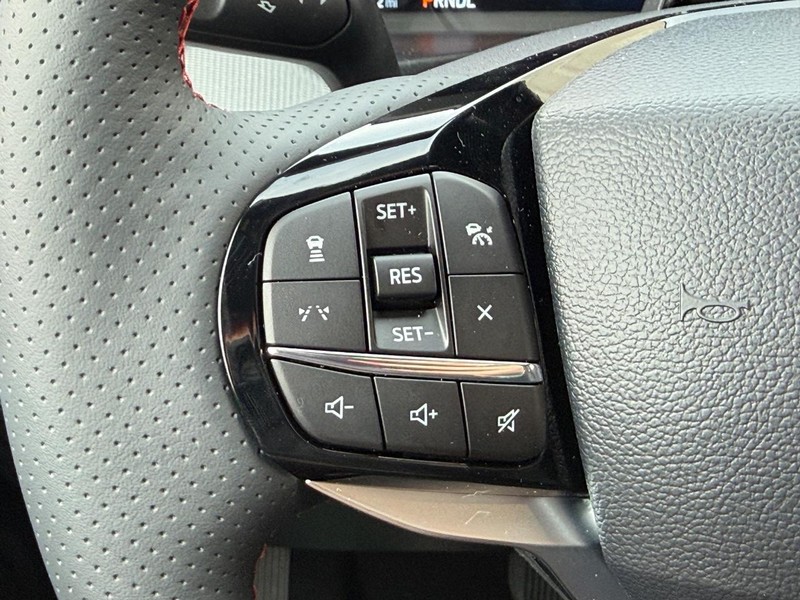 Ford Explorer Vehicle Full-screen Gallery Image 16