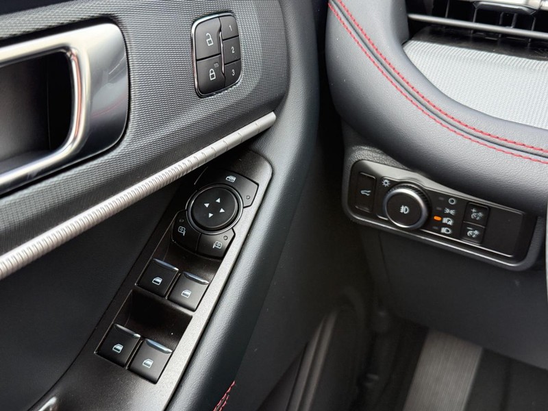 Ford Explorer Vehicle Full-screen Gallery Image 21