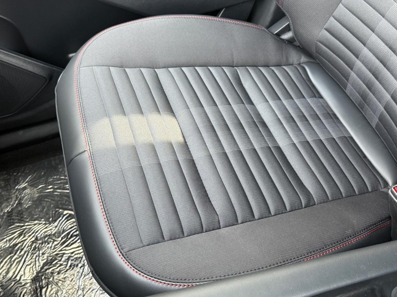 Ford Explorer Vehicle Full-screen Gallery Image 22