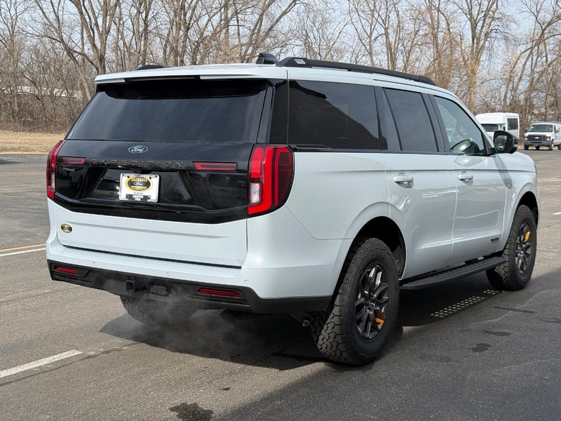 Ford Expedition Vehicle Full-screen Gallery Image 4