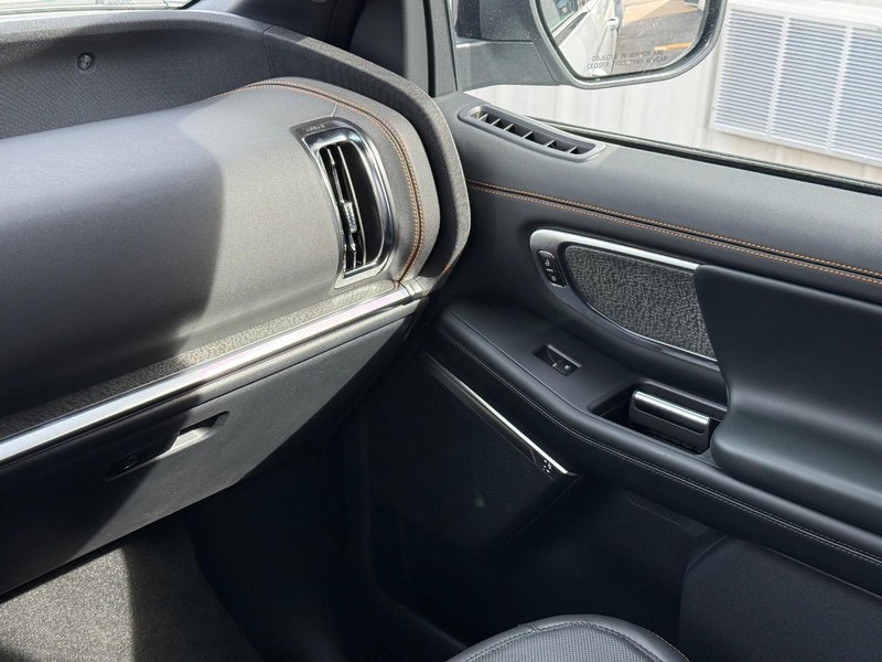 Ford Expedition Vehicle Full-screen Gallery Image 15