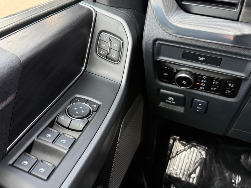 Ford F-150 Vehicle Full-screen Gallery Image 20