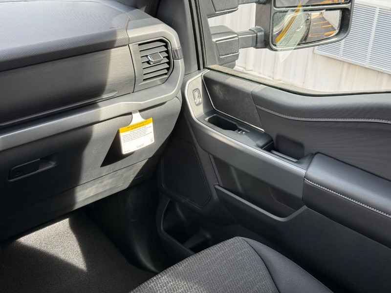 Ford F-150 Vehicle Full-screen Gallery Image 14